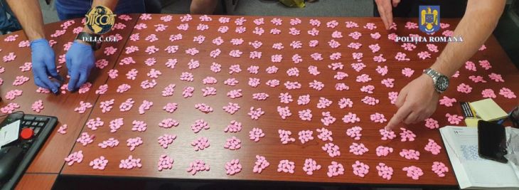 FLAGRANT. Șapte inși au fost prinși vânzând mii de pastile de ecstasy, în municipiul BRAȘOV 5 | MyTex.ro
