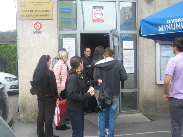 BRAȘOV. Cozi și nervi, „tratamentul” oferit de cardul de sănătate 12 article_435080_1.jpg