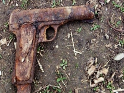 Zeci de pistoale vechi au fost descoperite de o echipă de muncitori 5 | MyTex.ro