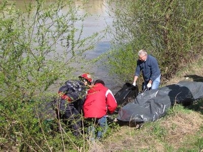 Tânăr găsit FĂRĂ VIAŢĂ într-un râu 5 | MyTex.ro