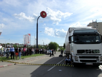 Femeie „zdrobită” de un TIR pe trecerea de pietoni - FOTO 7 | MyTex.ro