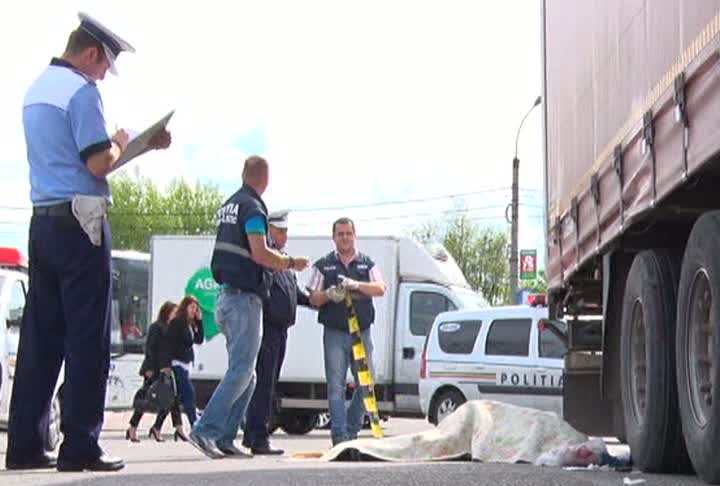 Femeie „zdrobită” de un TIR pe trecerea de pietoni - FOTO 9 article_435673_2.jpg
