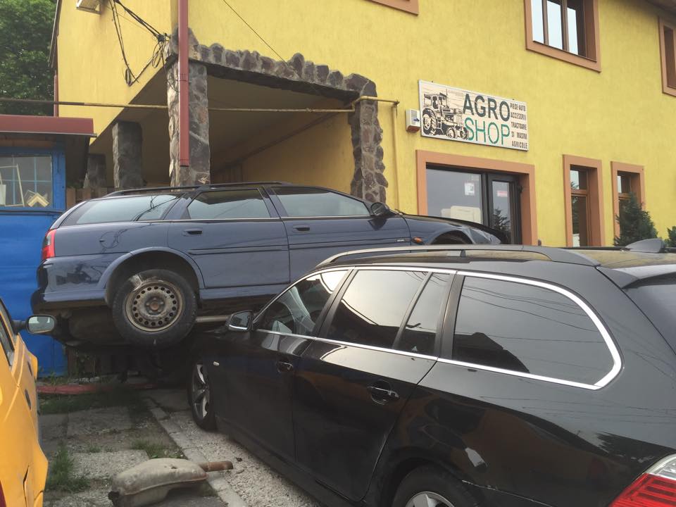 Un șofer băut a „zburat” cu mașina - FOTO 9 article_436266_2.jpg