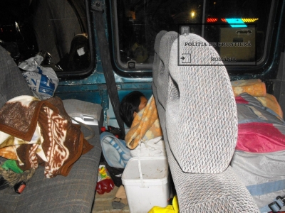 O adolescentă s-a ascuns în microbuz, ca să fugă din țară cu iubitul 5 | MyTex.ro