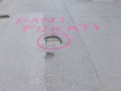 BRAȘOV. Gropi „colorate”, de nervi, pe șosea!!! 9 article_436438_2.jpg