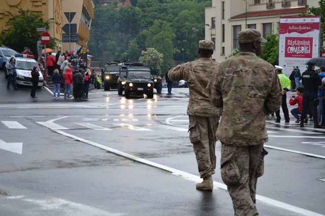 BRAȘOV. Desant american în Livada Poștei - galerie foto (I) 44 article_436445_11.jpg