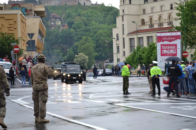 BRAȘOV. Desant american în Livada Poștei - galerie foto (I) 43 article_436445_12.jpg