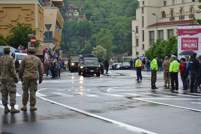 BRAȘOV. Desant american în Livada Poștei - galerie foto (I) 40 article_436445_15.jpg