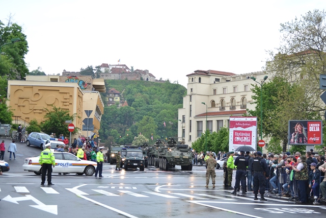 BRAȘOV. Desant american în Livada Poștei - galerie foto (I) 39 article_436445_16.jpg