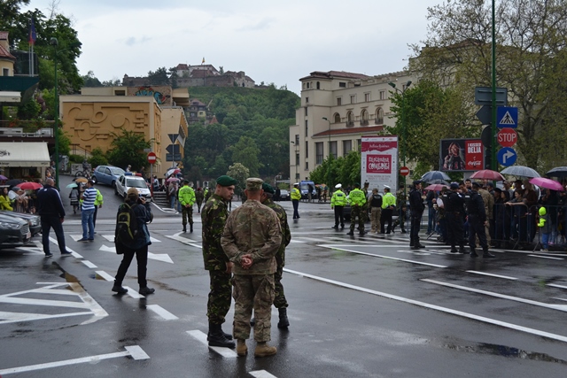 BRAȘOV. Desant american în Livada Poștei - galerie foto (I) 52 article_436445_3.jpg