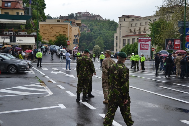BRAȘOV. Desant american în Livada Poștei - galerie foto (I) 51 article_436445_4.jpg