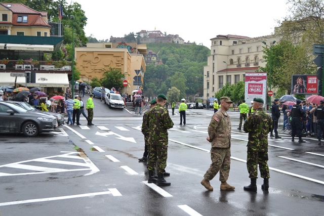 BRAȘOV. Desant american în Livada Poștei - galerie foto (I) 50 article_436445_5.jpg
