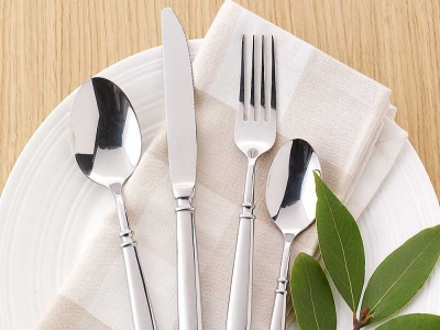 A furat tacâmuri dintr-un restaurant, ca să le vândă la fier vechi 5 | MyTex.ro