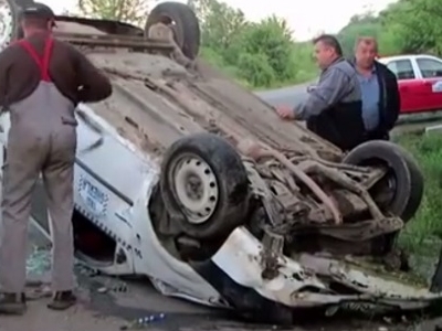 Un taxi s-a răsturnat pe șosea din cauza unui câine 5 | MyTex.ro