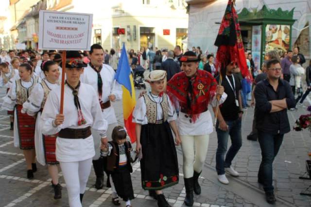 BRAȘOV. Studenții fac paradă de costume populare prin centru 5 | MyTex.ro