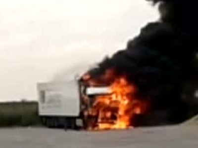 TIR în flăcări, pe autostradă! 5 | MyTex.ro