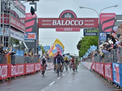 GIRO. FABULOS. BRAȘOVEANUL Edi Grosu, aproape de podium în Turul Italiei 5 | MyTex.ro