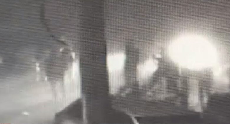 Bătaie cu bâte, furci şi topoare. Musafirii nepoftiți au stricat o petrecere privată 1 Bătaie cu bâte furci şi topoare | MyTex.ro