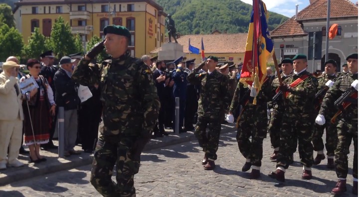 Ziua Armatei, sărbătorită din nou public și la Brașov 1 Ziua Armatei,paradă militară, 25 Octombrie, Piața Unirii, Ziua Armatei 2022, 25 Octombrie 1944, militari, Brigada 2 Vânători de Munte Sarmizegetusa, prefect, Cătălin Văsii,Brigada 2 VM, Piața Unirii, Brașov, brașoveni