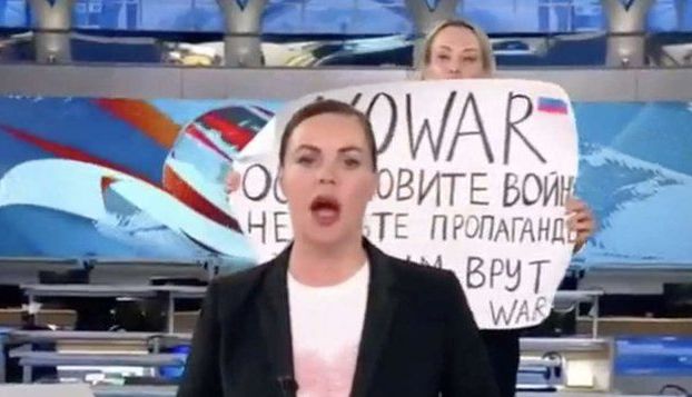 Transmisiunea live a unei televiziuni din Rusia, întreruptă/ Update. Ce pedeapsă riscă jurnalista 5 | MyTex.ro