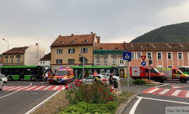 Update. BRAȘOV. Accident între un autoturism și un autobuz, pe str. Iuliu Maniu 7 | MyTex.ro