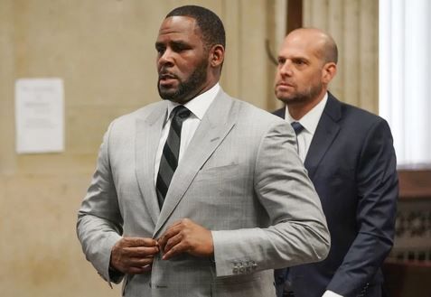 Cântărețul R. Kelly, sub „risc de sinucidere” 5 | MyTex.ro