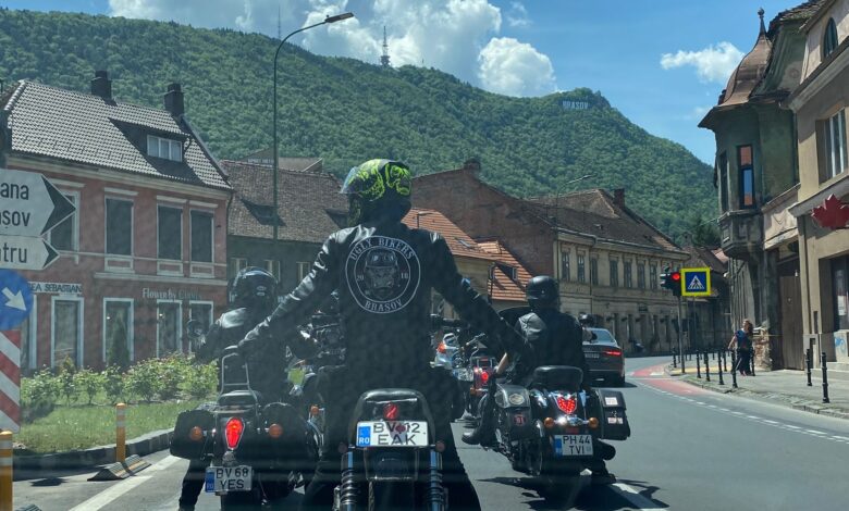 Motocicliștii din Brașov încheie sezonul 2022 cu o „plimbare” prin oraș 1 motocicliști, brașoveni, motociclete, marș, marș motocicliști, Ugly Bikers, Ugly Bikers Brașov, end of season run 2022, Brașov,