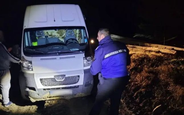 BRAȘOVEAN rătăcit, cu mașina în șanț, salvat de jandarmi. A mers 10 km pe jos și s-a întâlnit cu un urs 5 | MyTex.ro