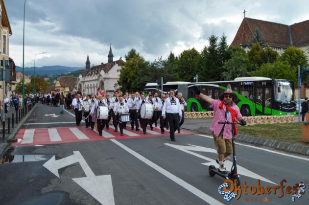 parada-Oktoberfest1_300029.jpg