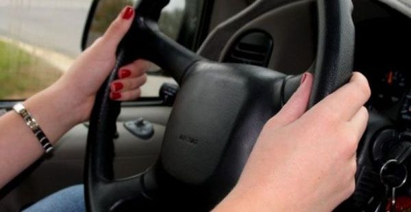 Șoferiță din Brașov, prinsă beată - și cu permisul suspendat - în traficul din Bran 3 Șoferiță | MyTex.ro
