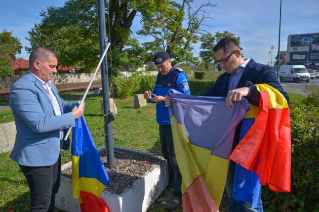 Viceprimarul Rusu și jandarmii au schimbat drapelele la monumente ale eroilor 1 brasov, braşoveni, Cristian Elly Paliștan, drapel naţional, Jandarmeria Brașov, jandarmi, monumente brasov, Primăria Braşov, schimbare, schimbare drapele, sebastian rusu, steag tricolor, viceprimar