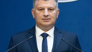 Polițist pozat dezarmat | MyTex.ro