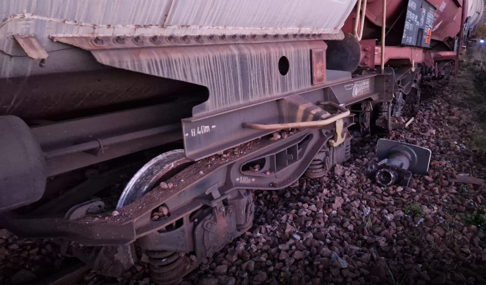 Vagon de tren militar deraiat | MyTex.ro