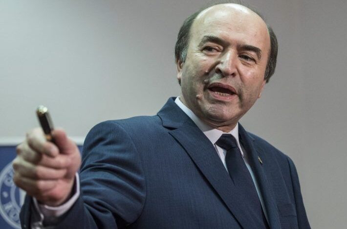 Tudorel Toader și alți specialiști susțin că CCR ar lua o decizie abia după turul 2 al alegerilor prezidențiale 3 Tudorel Toader | MyTex.ro