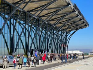 AIBG, Aeroportul Brașov, Aeroportul Brașov 2022, seniori, vârstnici, brașoveni, Adrian Veștea, Todorică Șerban, Alexandru Anghel, seniorii brașoveni, vizită Aeroport, stadiu Aeroport, terminal Aeroport. 