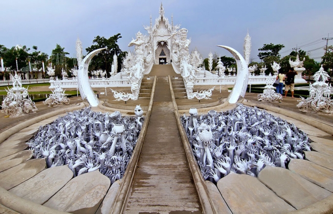 white-temple-thailand-12_183853.jpg