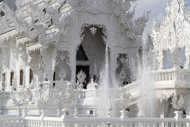 white-temple-thailand-20_183854.jpg