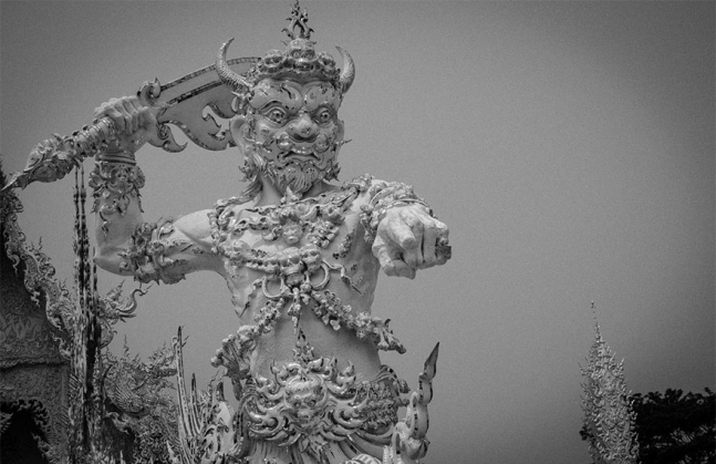 white-temple-thailand-30_183856.jpg