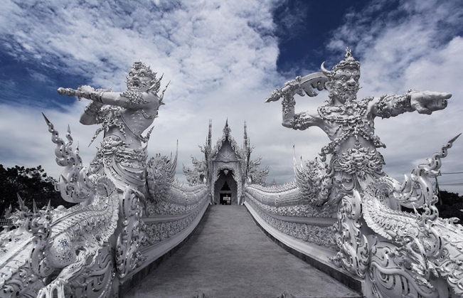 white-temple-thailand-33_183857.jpg