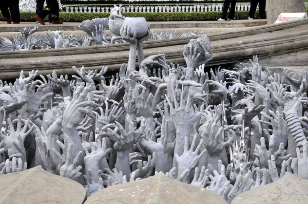 white-temple-thailand-5_183851.jpg