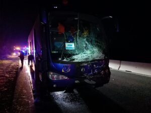 autocar plin cu pasageri | MyTex.ro