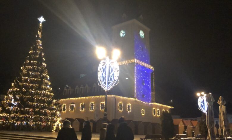 luminițe, luminițe Crăciun, beculețe Crăciun, iluminat Sărbători, festiv, Crăciun 2022, Crăciun 2022 Brașov, Piața Sfatului, centru Brașov, iluminat festiv Brașov, costuri, cheltuieli, becuri LED, top municipii,
