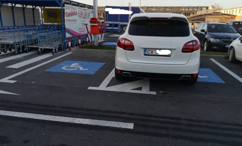 Bizon cu Porsche și dublu handicap 1 ai parcat ca un bou, Ai parcat ca un bou – Brașov, amendă, amendă parcare loc persoană handicap, bizon, brasov, parcare ilegală, parcare pe două locuri, parcare pe locurile persoanelor cu handicap, porsche