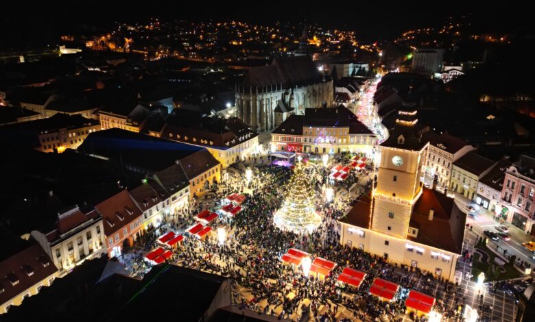 Brașov, Piața Sfatului, brad Crăciun, luminițe, timp liber, oferte, week-end Brașov,