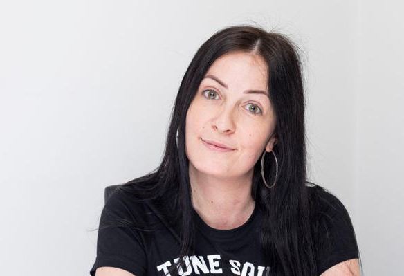 Profesoară de fizică, prinsă de elevi că pozează nud 1 Profesoară de fizică pozează nud | MyTex.ro