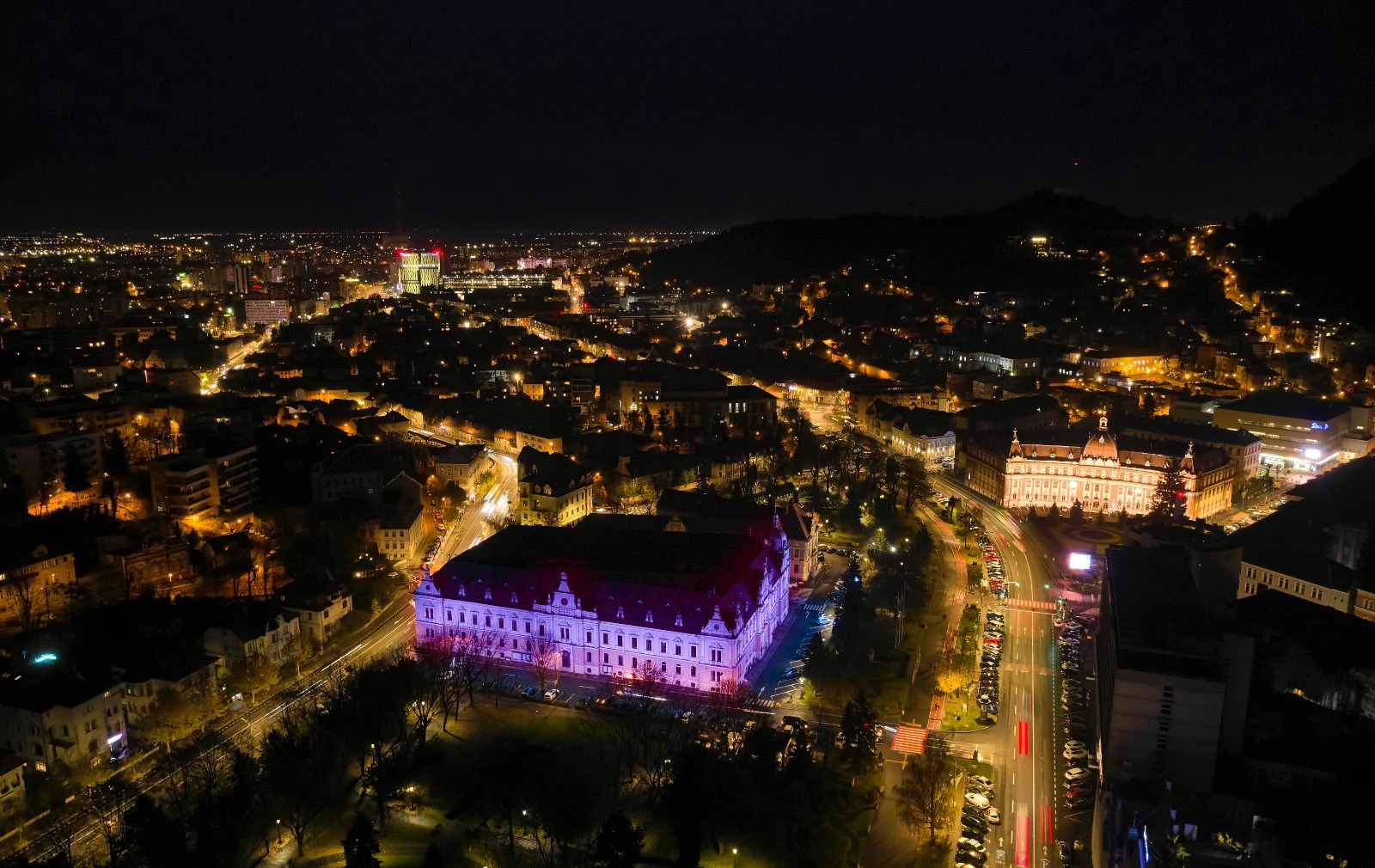 Primăria Brașov, iluminare, iluminată în mov, Ziua Internațională a Persoanelor cu Dizabilități, DGASPC, 3 decembrie, Purple Night Romania, purpuriu, mov,