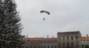 Moș Crăciun, Moș Crăciun Piața Sfatului, Moș Crăciun Brașov, Happy Box Brașov, magia iernii, parasutist, Marius Duță