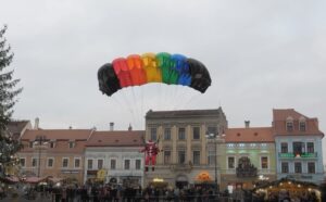 Moș Crăciun a aterizat în Piața Sfatului | MyTex.ro