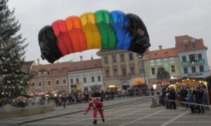 Moș Crăciun a aterizat în Piața Sfatului | MyTex.ro
