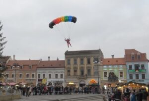 Moș Crăciun, Moș Crăciun Piața Sfatului, Happy Bocx Brașov, parașutist, Magia Iernii, Marius Duță, Brașov, brașoveni,